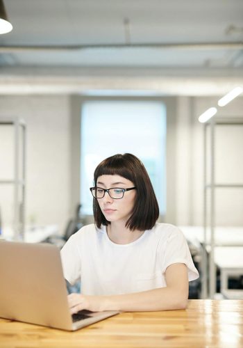 affordable-pricing.jpg Mujer usando una computadora en un ambiente de trabajo